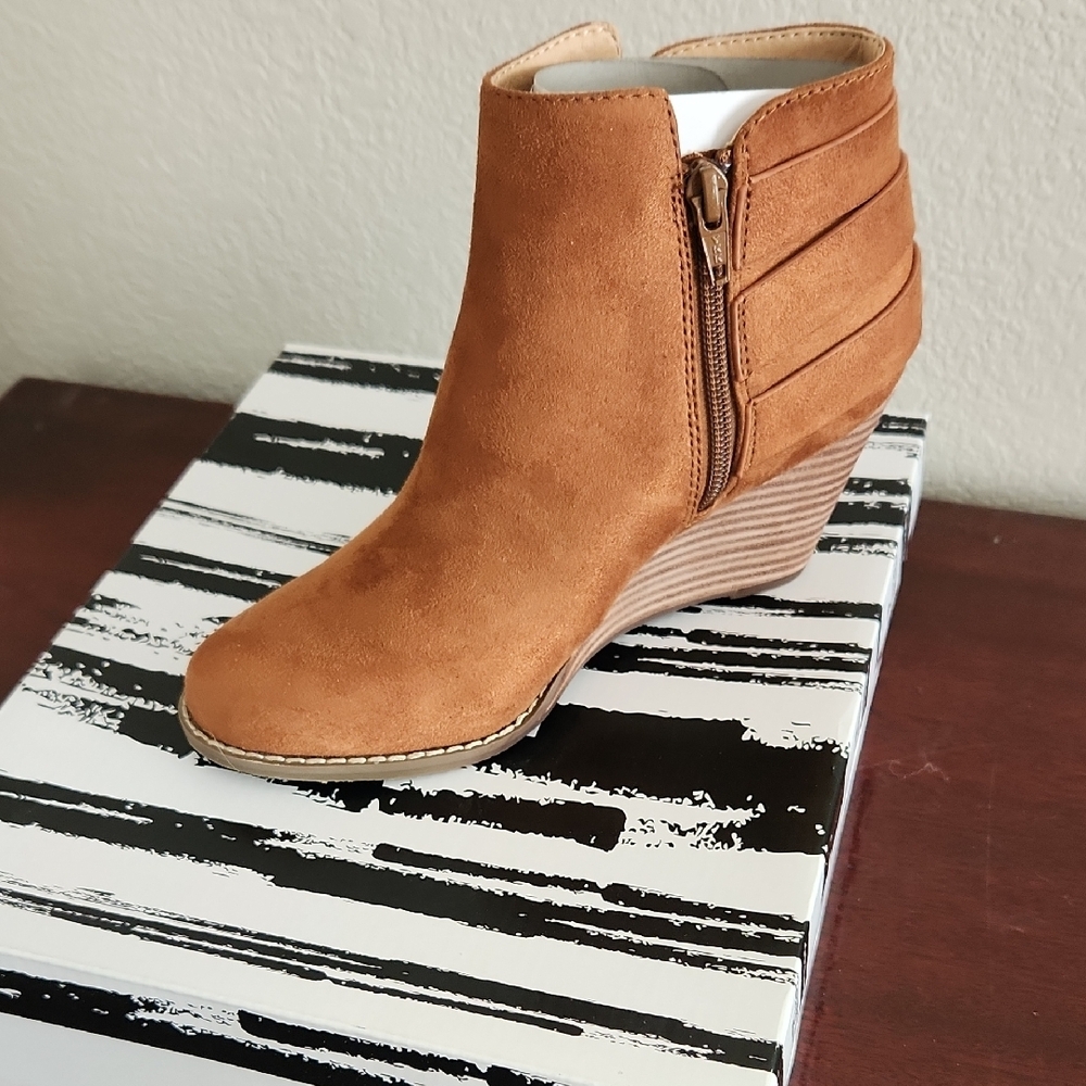 Dolce Vita Women's Tan Ankle Boots